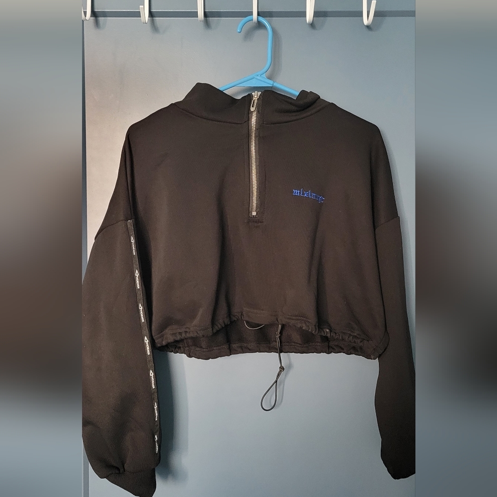 Black crop top streetwear tee